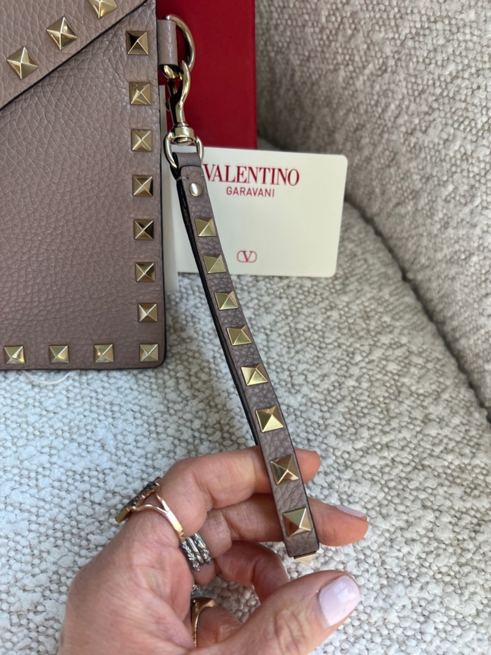 Valentino Garavani Medium Rockstud Grainy Calfskin Pouch Wristlet Poudre Taupe - Picture 5 of 15